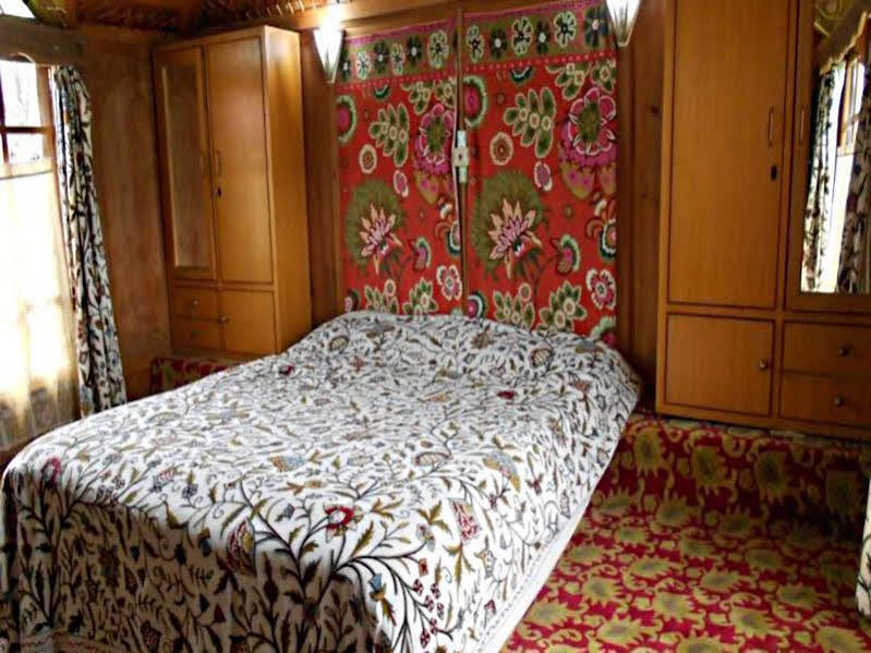 Srīnagar New Jacquline Heritage Houseboats מראה חיצוני תמונה