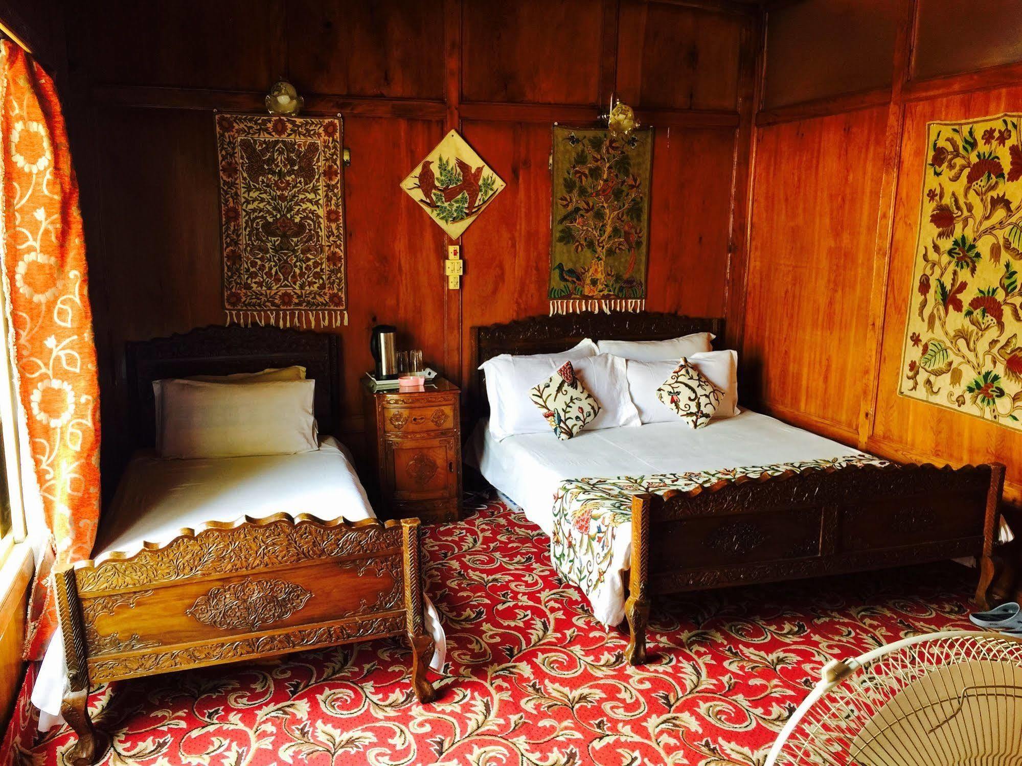 Srīnagar New Jacquline Heritage Houseboats מראה חיצוני תמונה