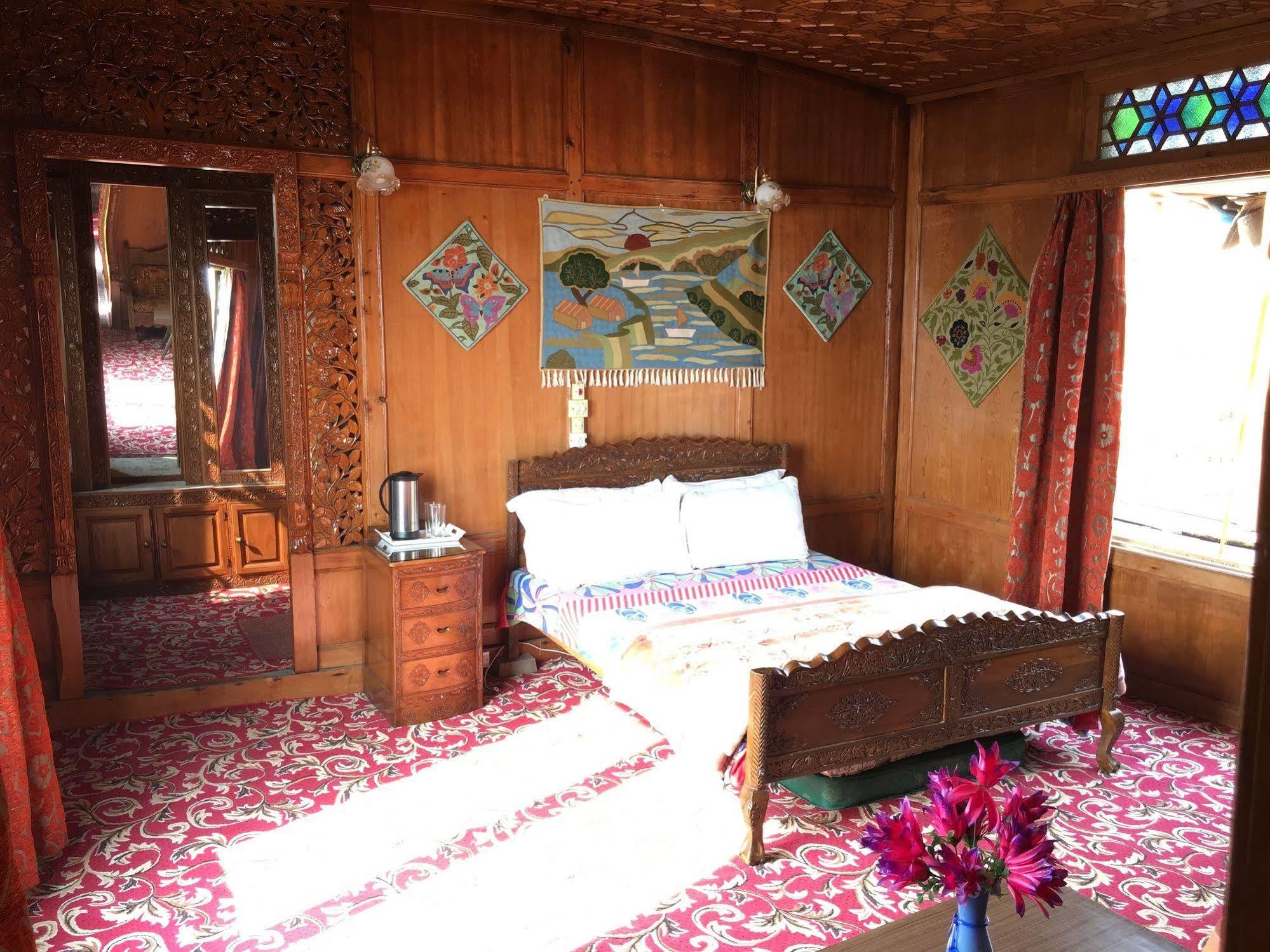 Srīnagar New Jacquline Heritage Houseboats מראה חיצוני תמונה